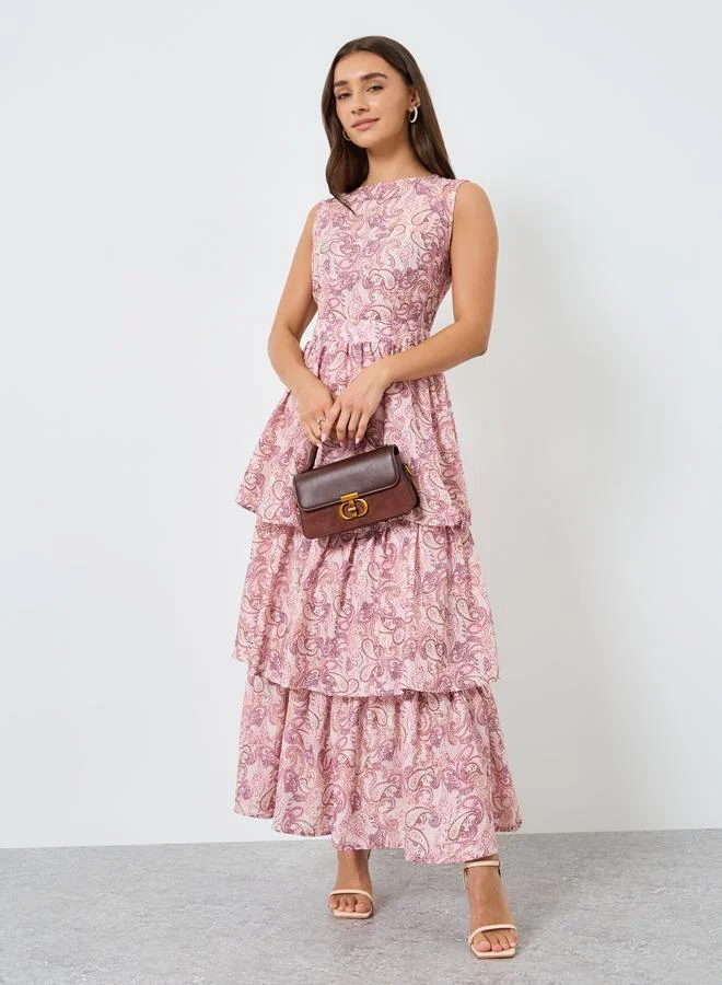 ستايلي فستان طويل بطبقات ونقشة بيزلي